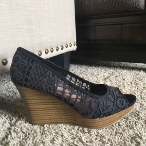 American eagle black wedges